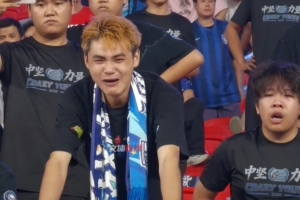 武漢三鎮1-1遭河南絕平賽后，三鎮球迷在看臺上傷心落淚