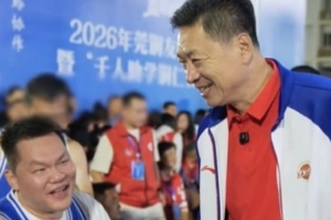李春江打趣朱芳雨：你投得太軟了 跟豆腐似的 使不上勁