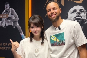 圓夢時刻！美女主持王小七曬與庫里的合照：明年見咯！