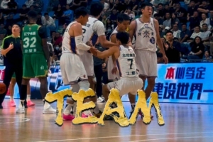 這就是TEAM！丁柏瑜被犯規倒地 哥哥們一起跑向他將他拉起