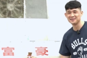 帶今季新加盟金牛的劉佳鑫到處逛 坐天星小輪吹海風看美景