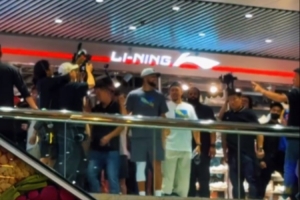 松弛感拉滿！庫里在中國香港商場做活動 樓下客人該吃吃該喝喝