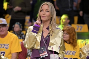 美記：珍妮·巴斯預計代表湖人出席NBA理事會 鮑爾默不會出席