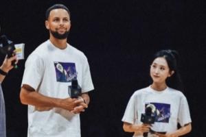 美女主持人曬庫里中國行合照：能和庫里肩并肩 至今我都還在回味