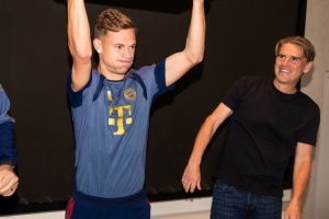 基米希完成拜仁500場(chǎng)里程碑，俱樂(lè)部官推曬照：為你準(zhǔn)備的蛋糕！