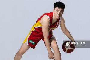 媒體人談胡明軒當旗手：這是團部對中國男籃的激勵和信任