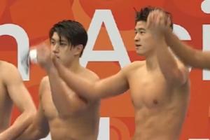 前兩棒落后3秒47！張展碩最后一棒游出1:42.92，比對手快了2.77秒