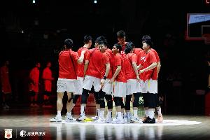 已結(jié)束亞運征戰(zhàn)的中國男籃今日啟程回國 隊伍在回國后將原地解散