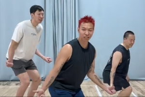 許濤與周琦共創(chuàng)趣味視頻：帶中國第一中鋒學(xué)習(xí)一下閃身步