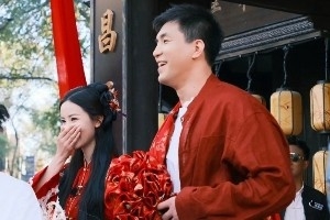 整活！郭艾倫上節(jié)目中體驗(yàn)成親環(huán)節(jié) 與美女主持劉一一上演互動