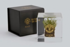 獨一無二的藏品！英媒：曼聯出售老特拉福德草皮碎塊，售價125鎊