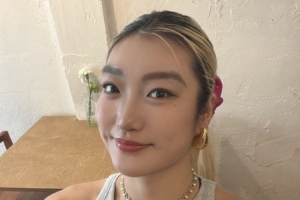 李夢社媒曬照并送上中秋節(jié)日祝福：中秋快樂大家
