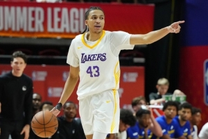 雷迪克：在球隊選秀榜單里卡爾要高于24順位 會把他培養(yǎng)成NBA球員