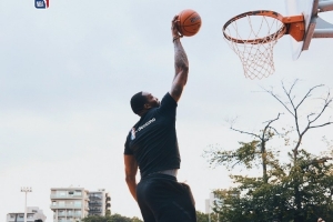 霍華德現(xiàn)身日本參加NBA公益活動(dòng) 與小球迷親切擊掌互動(dòng)