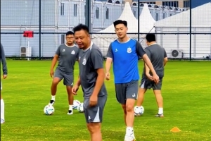 媒體人：蔣圣龍參與昨日球隊(duì)賽前訓(xùn)練，備戰(zhàn)今晚的中俄國(guó)際友誼賽