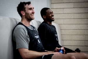 氛圍輕松融洽！馬刺官方曬訓練照：福克斯&科內特喜笑顏開