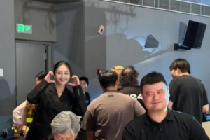 姚明與父母低調出席家族親戚婚禮 身材高大引得旁人前來合影