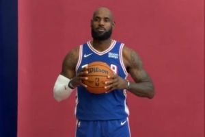費城23號上線NBA官推曬詹姆斯76人球衣造型：費城76人詹姆斯