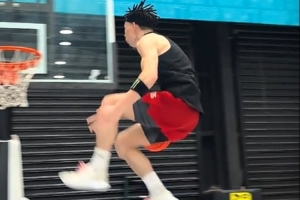 這也很不容易啊！扣籃王陳登星面對285cm矮筐完成雙胯下換手扣籃