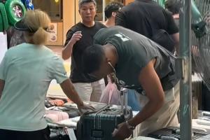 威少在香港游玩期間隨意下車到路邊攤買了個行李箱