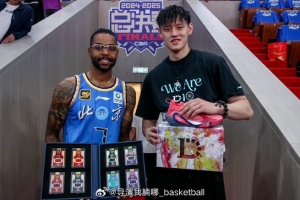 媒體人：拉塞爾曾穿首鋼球衣現身CBA總決賽 現成首鋼冠軍路攔路虎