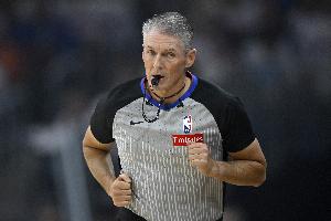 NBA官方：新賽季將嚴抓進攻球員非持球手過度推人&非法掩護等動作