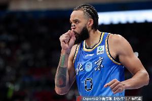 搭檔拉塞爾！前NBA球員麥基加盟上海男籃 已到隊訓練！