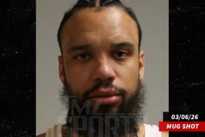 秋后算賬來了！TMZ：太陽球員狄龍因涉嫌酒駕被起訴 曾于3月被捕