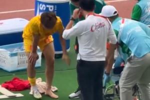 東體現場報道：毛偉杰受傷下場后表示不用坐輪椅，走路一瘸一拐