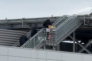 頂級通勤！網友曬昨日拍到詹姆斯走上停機坪搭乘直升機離開費城
