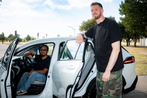 好人！上周末雷霆球員哈滕 贈送了俄城當(dāng)?shù)貑斡H父親一輛豐田新車