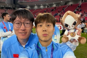 可愛！毛偉杰社媒曬領(lǐng)獎(jiǎng)自拍照，戴偉浚現(xiàn)身評(píng)論區(qū)：真棒