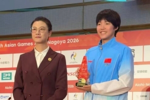 13歲于子迪當選亞運會MVP，前國乒球員丁寧為其頒獎
