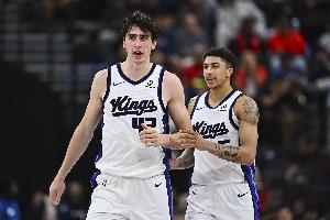 二年級更穩了！克利福德&雷諾替補合砍35分17籃板