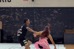 女生打球也可以很酷！這個(gè)對(duì)抗上籃已經(jīng)可以秒殺很多男生了！！